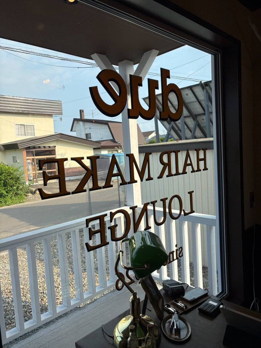 窓に入った due のロゴを店内から見たところ