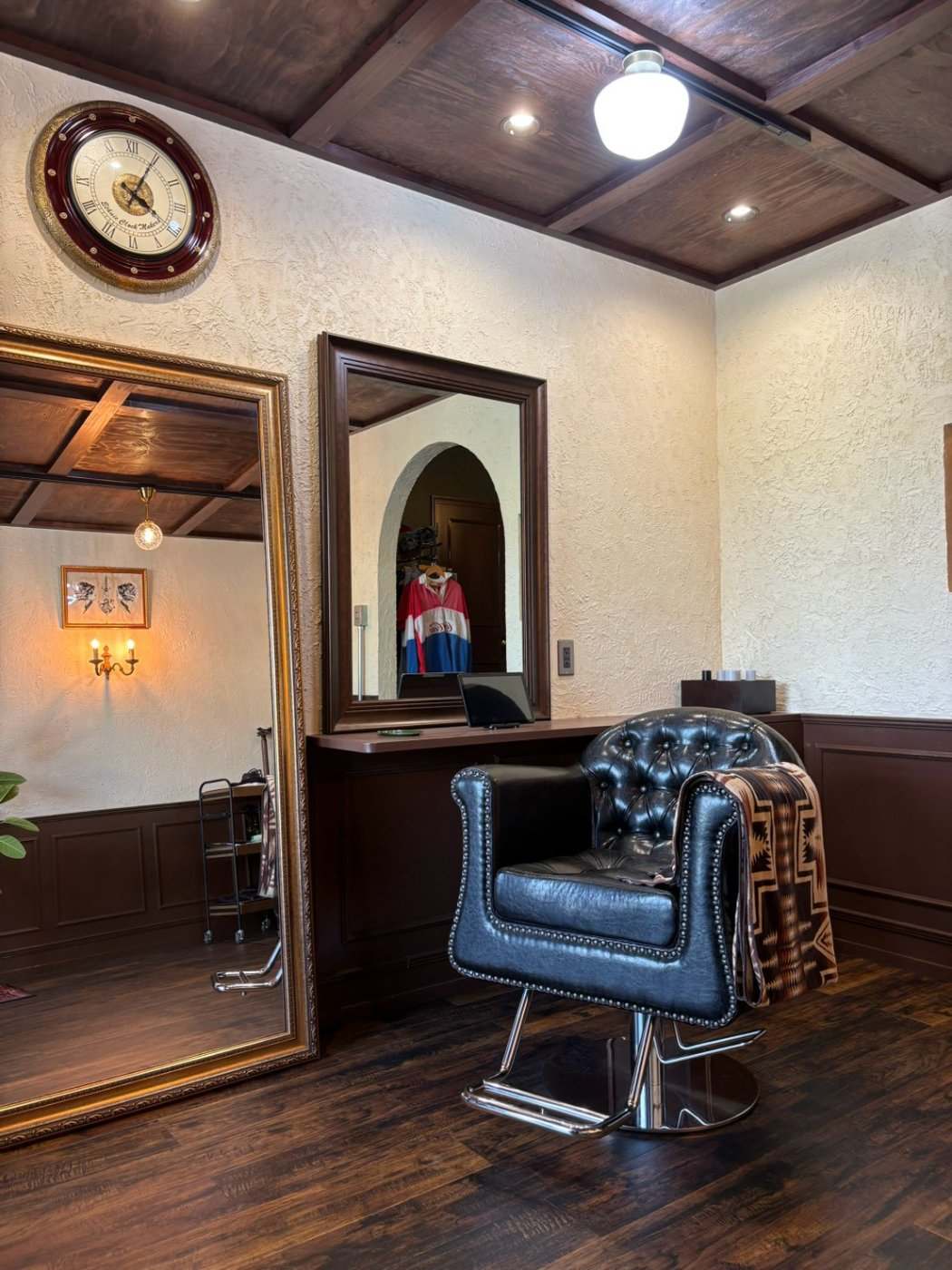 due HAIR MAKE LOUNGEの店内。アンティークの掛け時計と姿見が並ぶ遠軽町の美容室